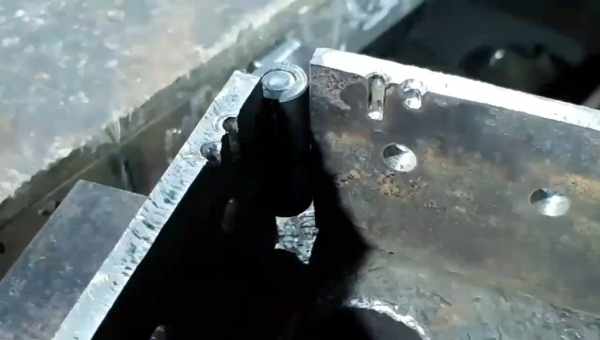 Матричная пена из металла не тонет в воде