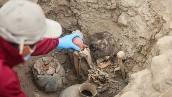 Археологи обнаружили, что жители крупнейшего древнего города зачем-то раскрашивали кости своих умерших