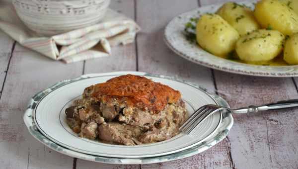 Куриная печень с помидорами и сыром в духовке