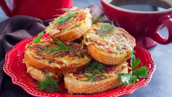 Горячие бутерброды с колбасой, сыром, яйцом, помидорами — лучшие рецепты. Как правильно приготовить горячие бутерброды в духовке, на сковороде и микроволновке.