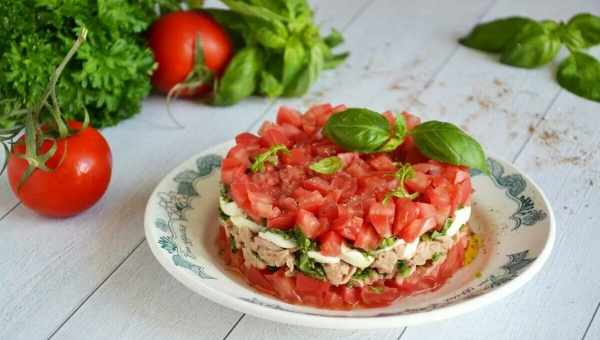 Салат с языком, сыром и помидорами