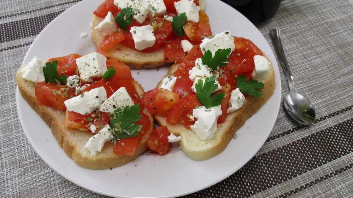 Бутерброды с крабовыми палочками, фетой и маслинами