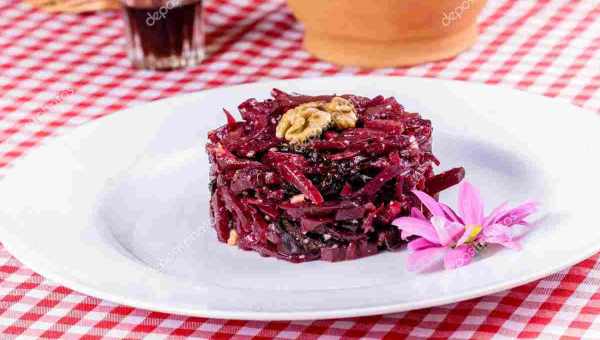 Свекольный салат с финиками и орехами