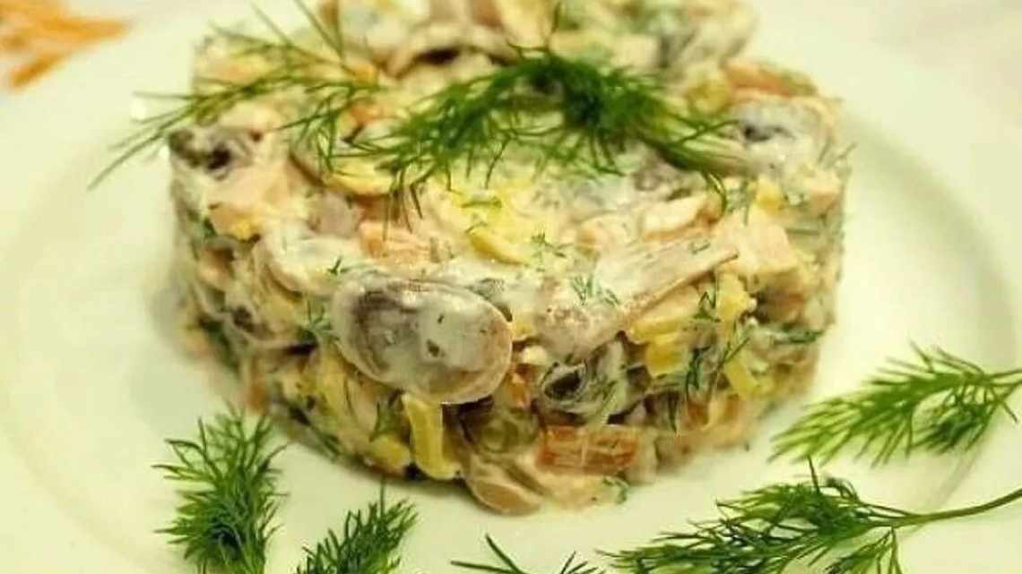 Салат с жареными грибами и курицей