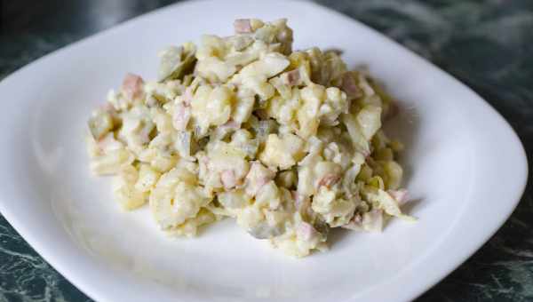 Салат «Столичный» с курицей и солеными огурцами