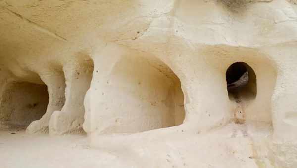 Круглый камень из израильской пещеры оказался древнейшим шлифовальным инструментом